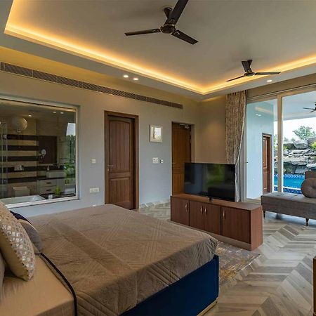 Stayvista At Serenity Farms With Pool, Lawn, Bonfire & Bbq Sohna Екстер'єр фото