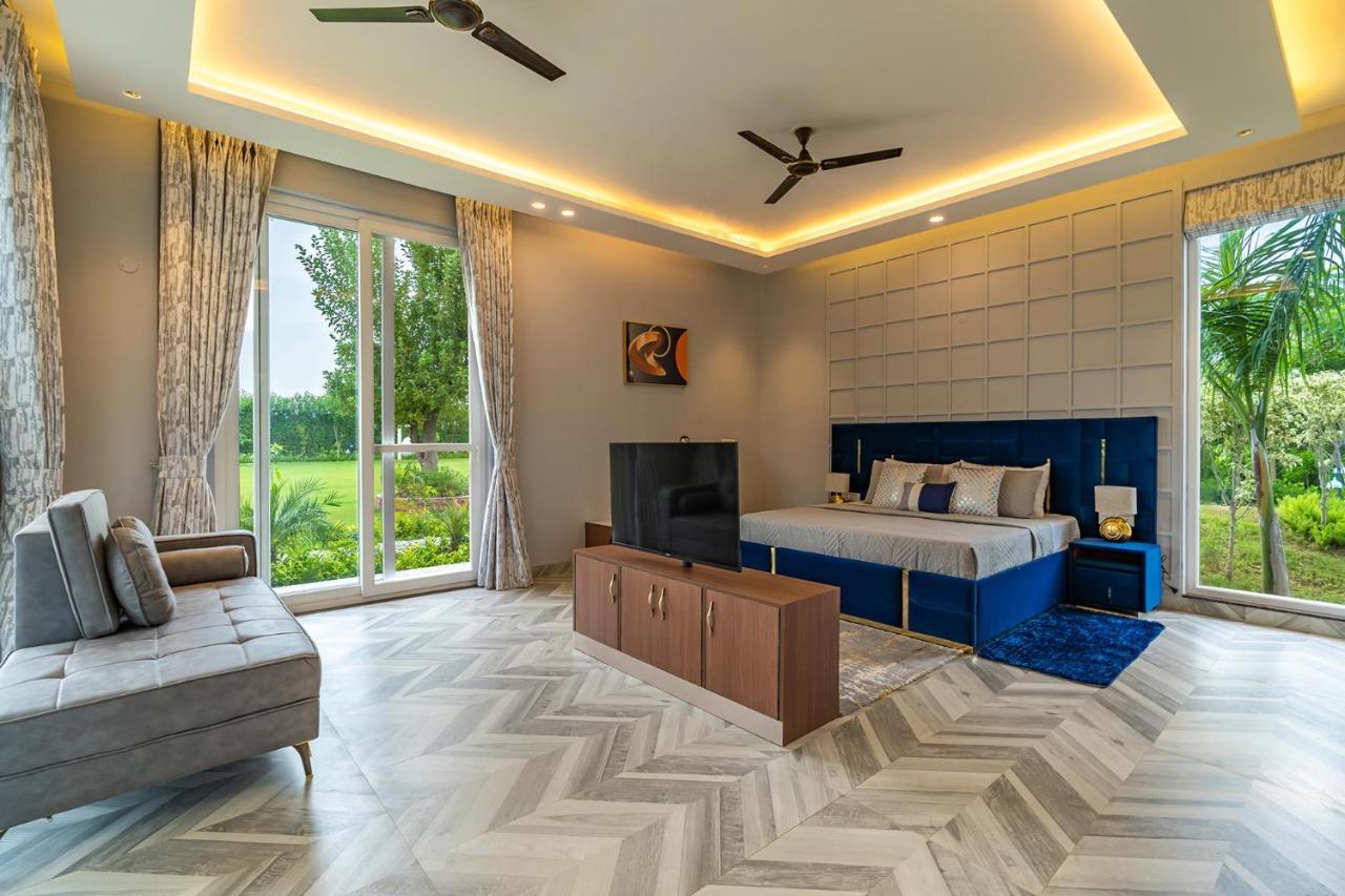 Stayvista At Serenity Farms With Pool, Lawn, Bonfire & Bbq Sohna Екстер'єр фото