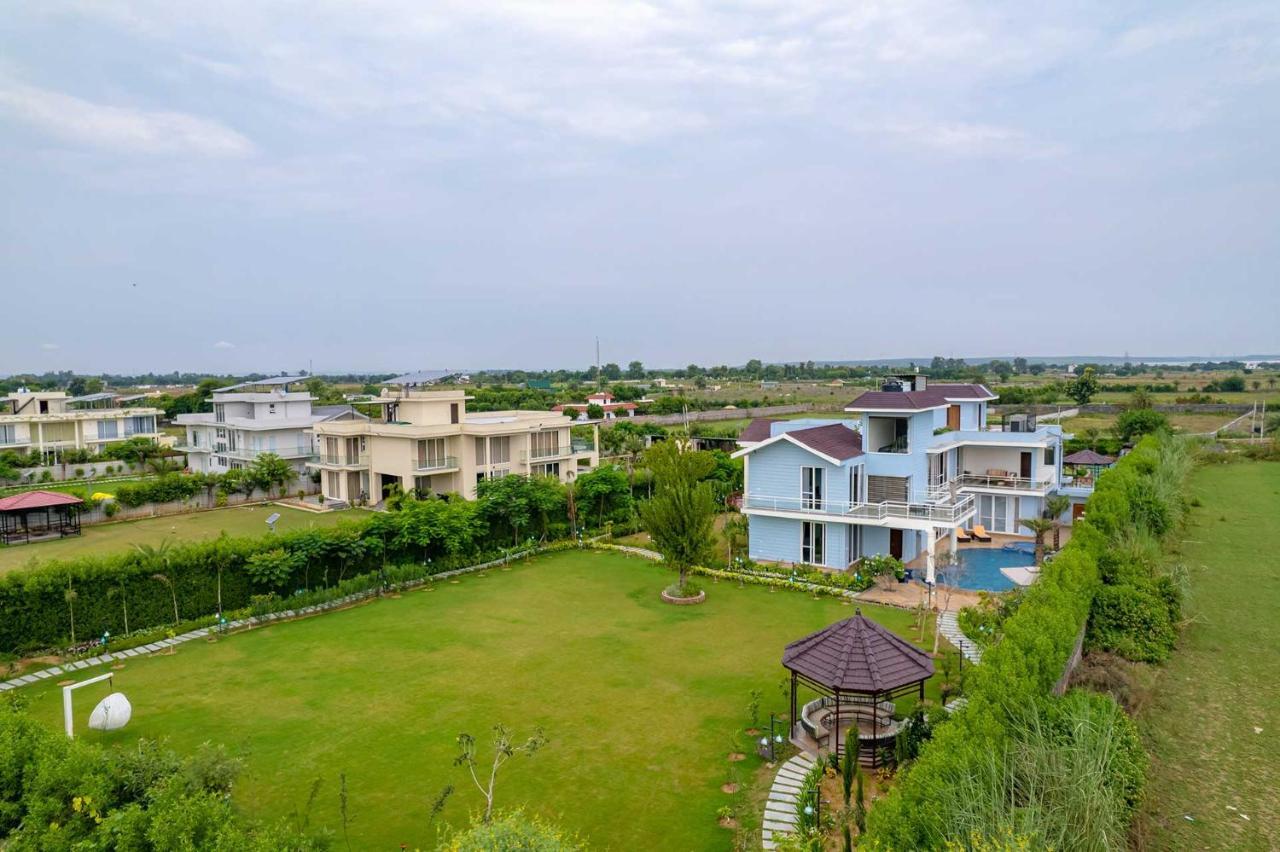 Stayvista At Serenity Farms With Pool, Lawn, Bonfire & Bbq Sohna Екстер'єр фото
