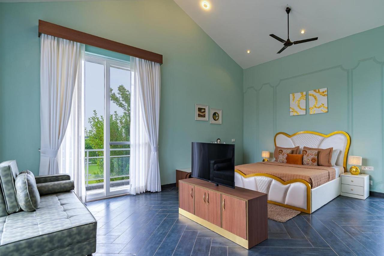 Stayvista At Serenity Farms With Pool, Lawn, Bonfire & Bbq Sohna Екстер'єр фото