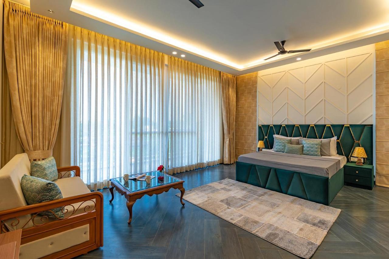 Stayvista At Serenity Farms With Pool, Lawn, Bonfire & Bbq Sohna Екстер'єр фото