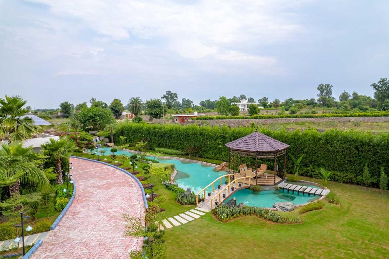 Stayvista At Serenity Farms With Pool, Lawn, Bonfire & Bbq Sohna Екстер'єр фото