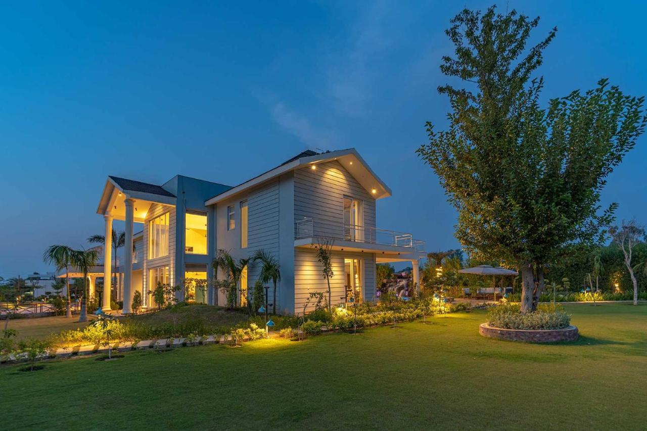 Stayvista At Serenity Farms With Pool, Lawn, Bonfire & Bbq Sohna Екстер'єр фото