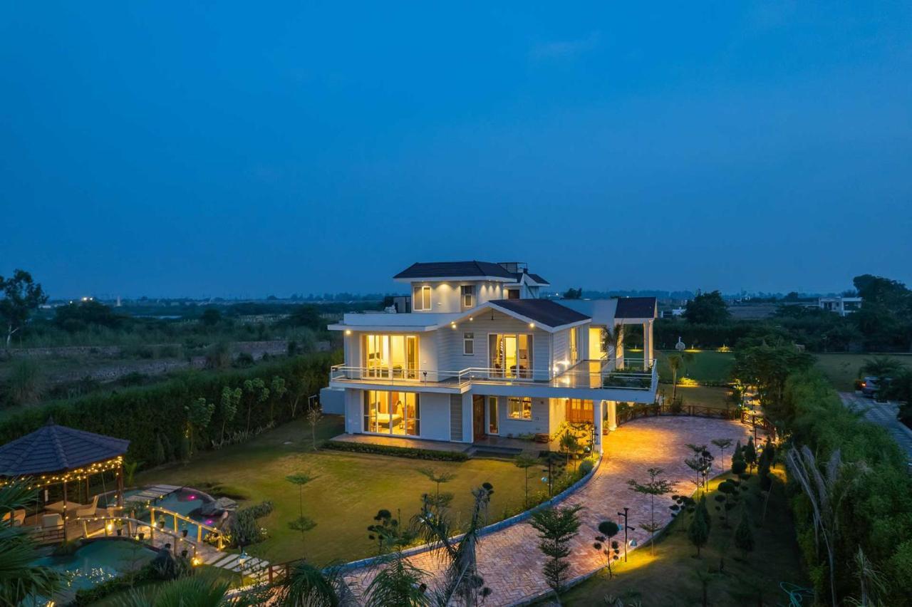 Stayvista At Serenity Farms With Pool, Lawn, Bonfire & Bbq Sohna Екстер'єр фото